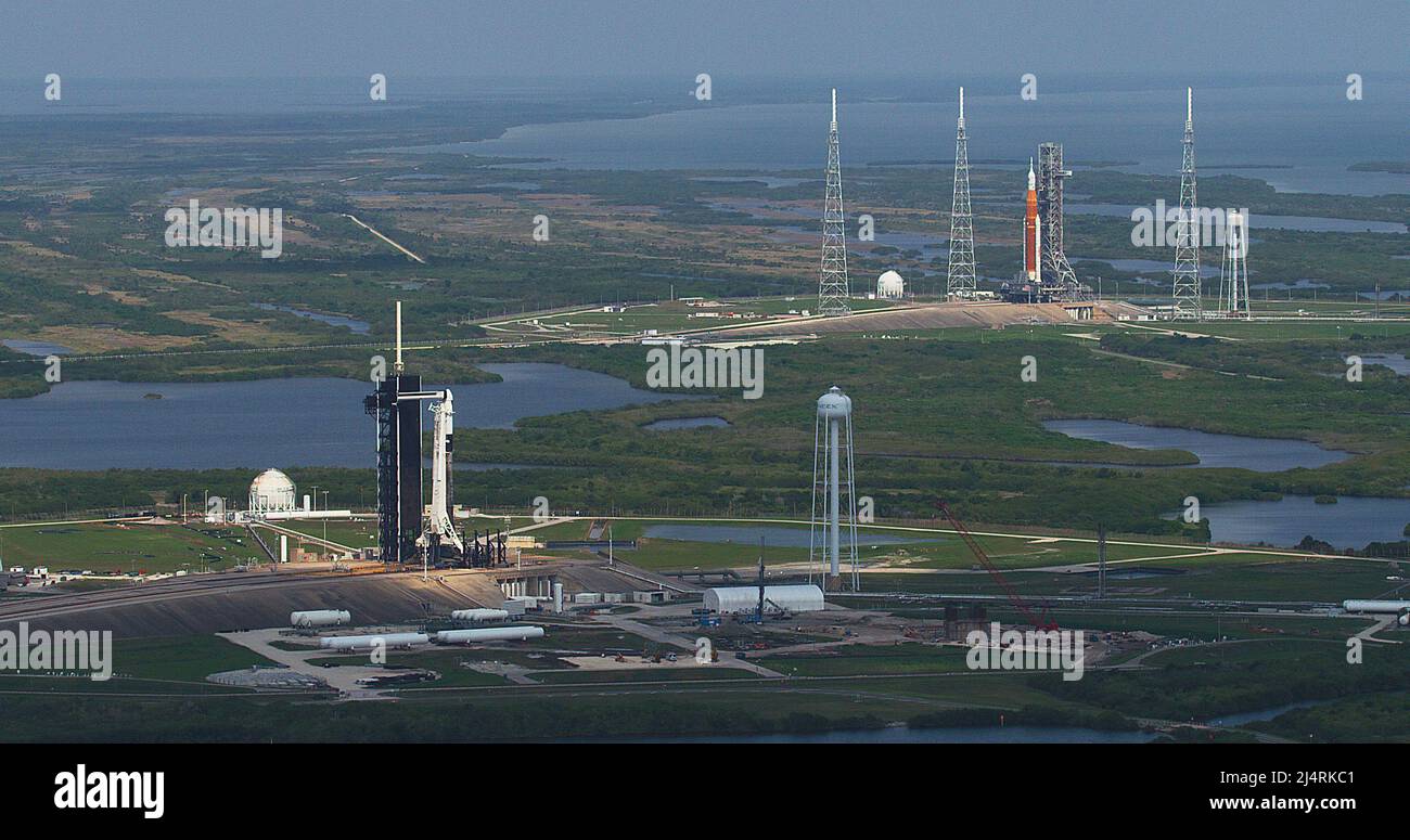 KENNEDY SPACE CENTER - 06 aprile 2022 - Axiom-1 di SpaceX è in primo piano su Launch Pad 39A con Artemis i della NASA sullo sfondo di Launch Pad 3 Foto Stock