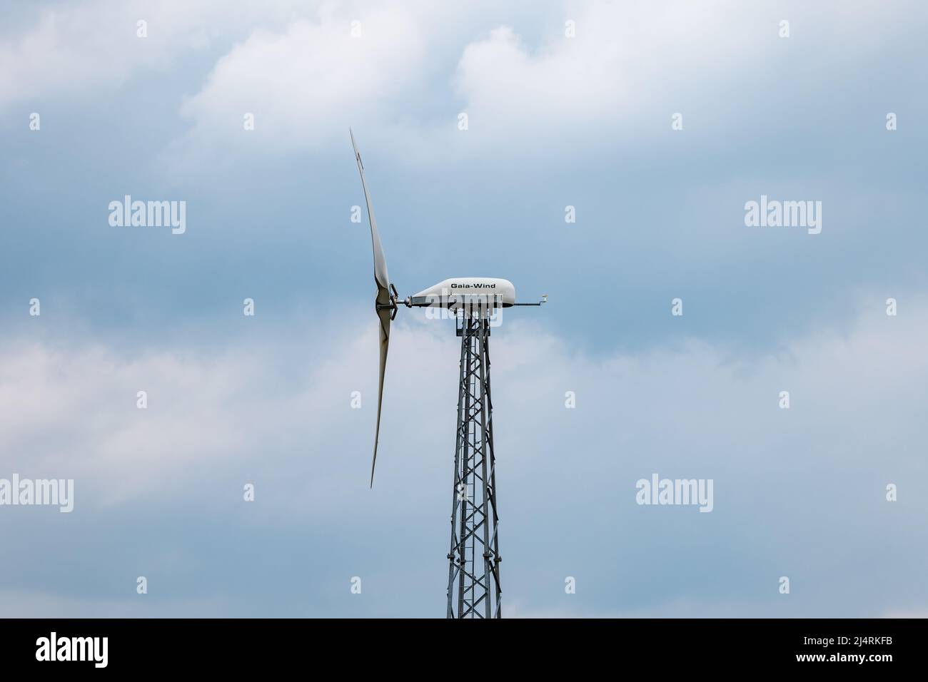 Gaia energia rinnovabile turbina eolica torre e pale contro un cielo blu nuvoloso, Scozia, Regno Unito Foto Stock