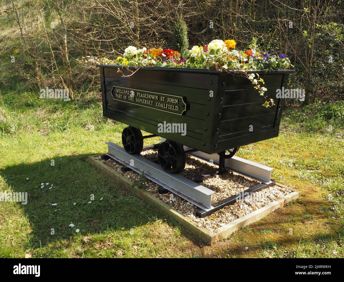 Mostra di fiori di primavera in una carrozza di tram a carbone a Peasedown St John, Somerset, Inghilterra, che celebra la storia del campo di carbone Somerset. Foto Stock