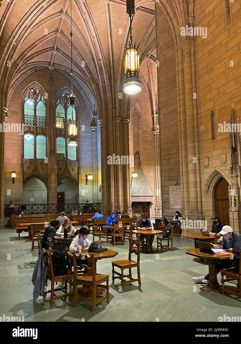 Vestibolo dell'Università di Pittsburgh, fondato nel 1787. Riprese in condizioni di scarsa illuminazione con valori ISO elevati. 24 marzo 2022, Pitts Foto Stock