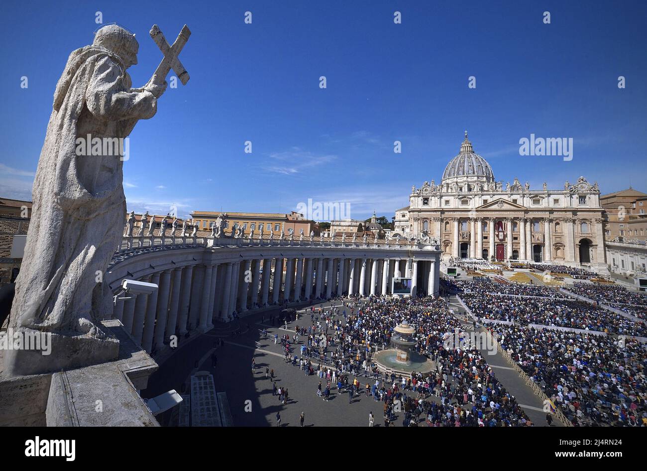 Città del Vaticano, Città del Vaticano. 17th Apr 2022. Papa Francesco celebra la Messa di Pasqua in Piazza San Pietro, in Vaticano, domenica 17 aprile 2022. Foto di Stefano Spaziani/UPI Credit: UPI/Alamy Live News Foto Stock