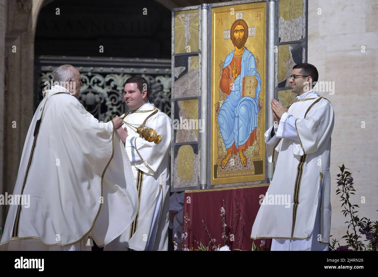 Città del Vaticano, Città del Vaticano. 17th Apr 2022. Papa Francesco celebra la Messa di Pasqua in Piazza San Pietro, in Vaticano, domenica 17 aprile 2022. Foto di Stefano Spaziani/UPI Credit: UPI/Alamy Live News Foto Stock