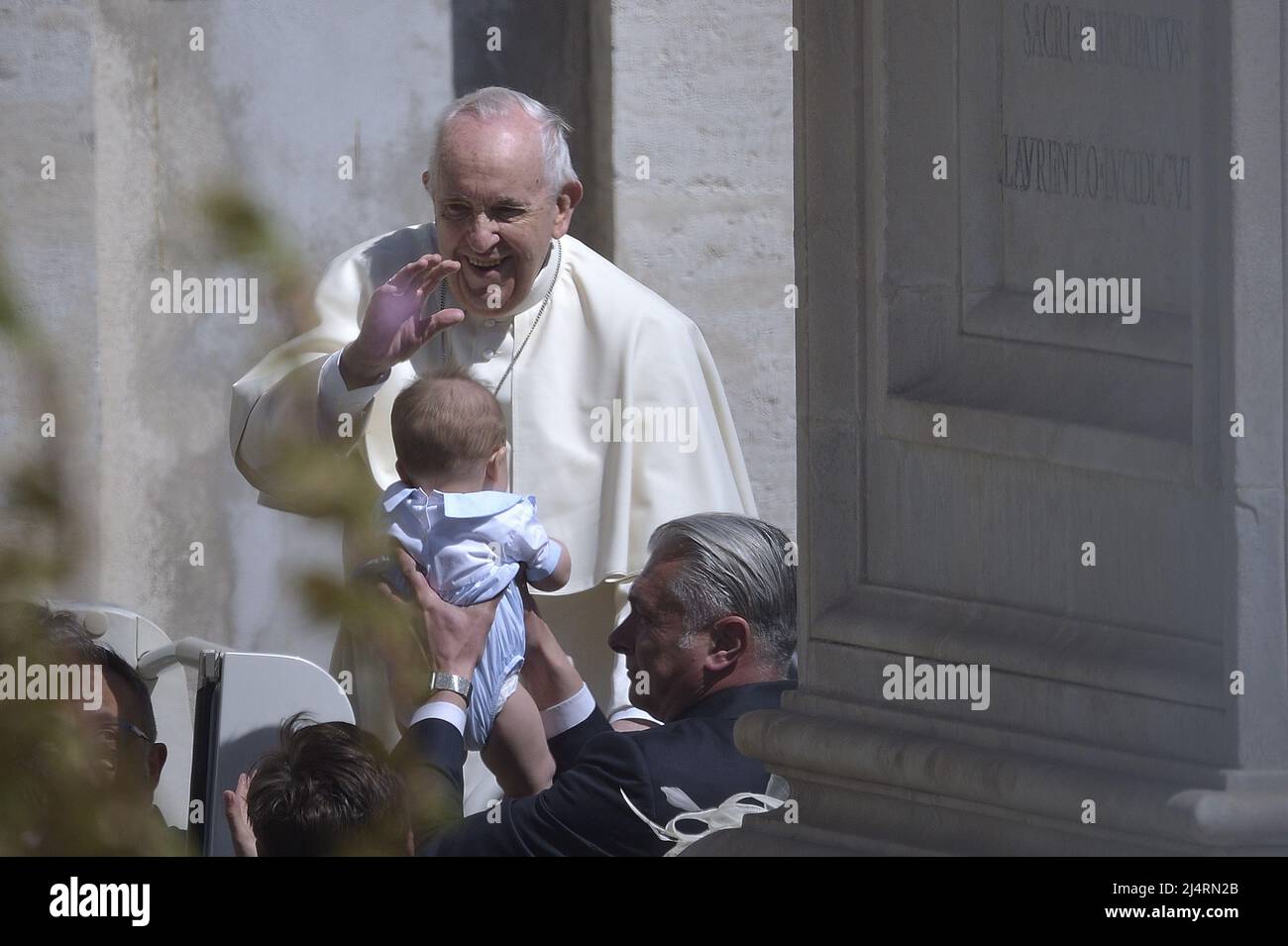 Città del Vaticano, Città del Vaticano. 17th Apr 2022. Papa Francesco si affonda ai fedeli al termine della Messa pasquale in Piazza San Pietro, in Vaticano, domenica 17 aprile 2022. Foto di Stefano Spaziani/UPI Credit: UPI/Alamy Live News Foto Stock