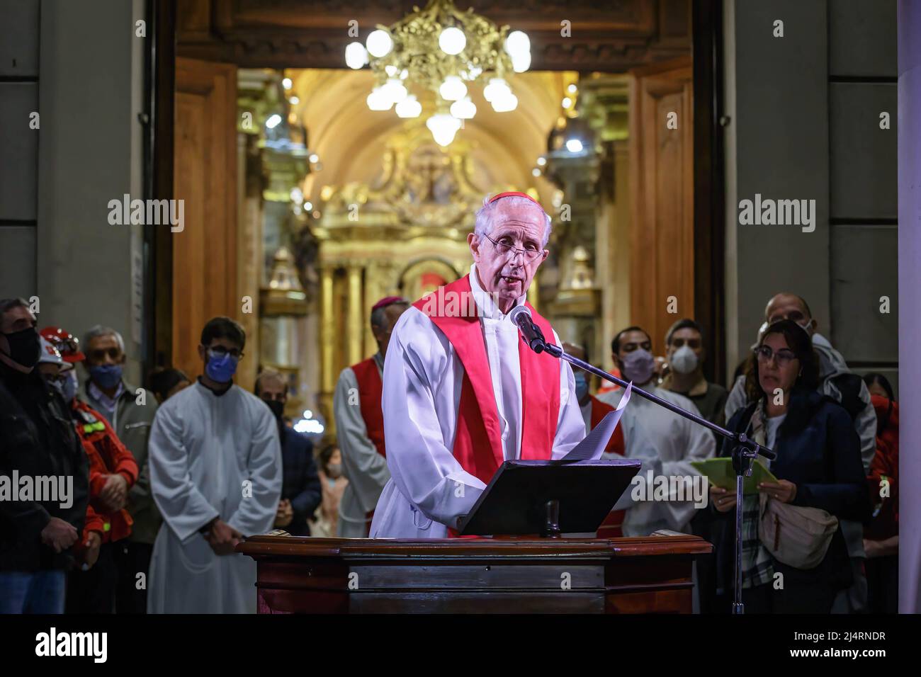 Il Cardinale e Arcivescovo di Buenos Aires, Mario Aurelio poli, fa un discorso davanti al popolo che lo accompagnava nel modo tradizionale della Croce della Città. Dopo due anni di pandemia, il Venerdì Santo alle 8:00 le tradizionali stazioni della Croce tornarono per le strade di Buenos Aires. Fu fatto attraverso il viale di Mayo fino alla Cattedrale della Città con il Cardinale e attuale Arcivescovo di Buenos Aires, Mario Aurelio poli, che portava la Croce Penitenziale. (Foto di Nacho Boulosa/SOPA Images/Sipa USA) Foto Stock