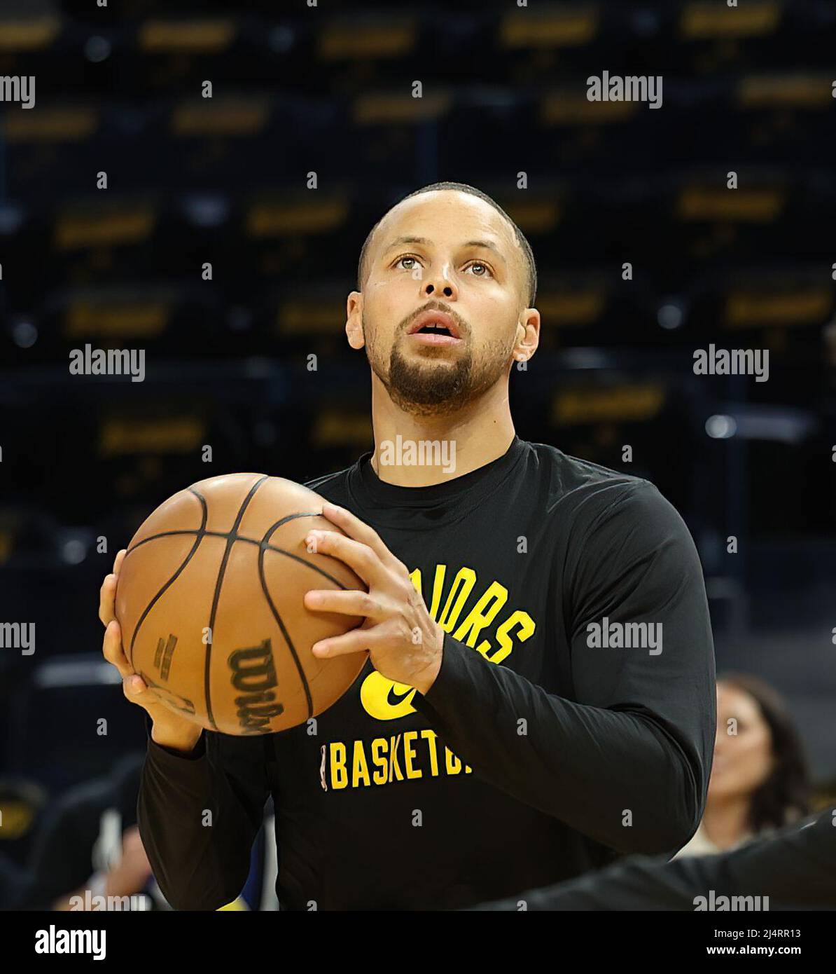 Chase Center, CA, 17th Aprile 2022: Golden state Warriors Vs Denver Nuggets : Stephen Curry durante la sessione di prove ahed della partita : Seshadri SUKUMAR Foto Stock