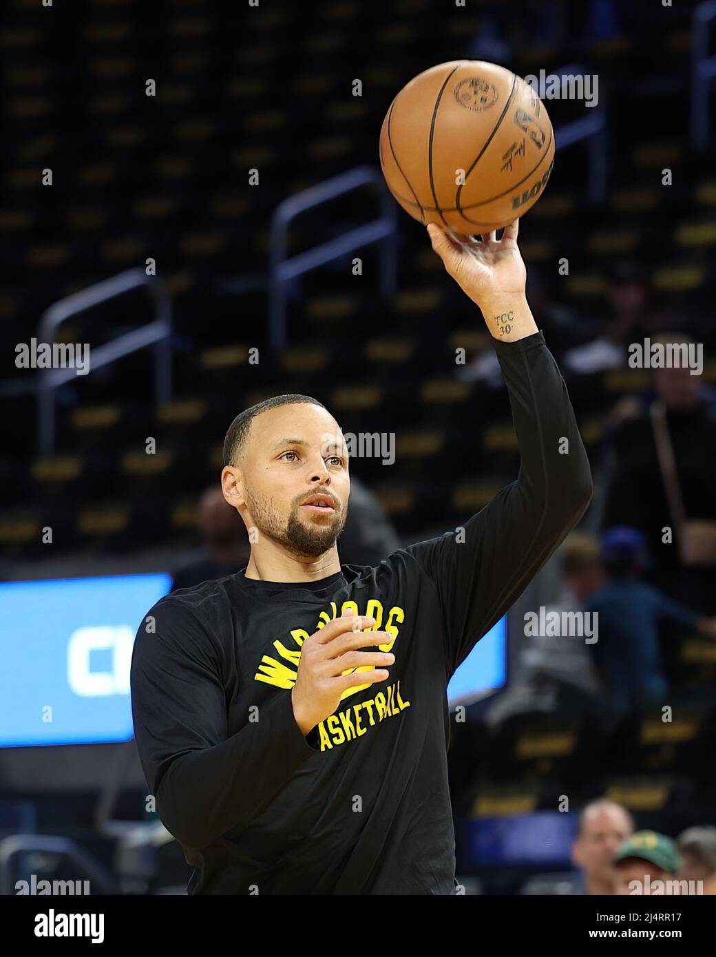 Chase Center, CA, 17th Aprile 2022: Golden state Warriors Vs Denver Nuggets : Stephen Curry durante la sessione di prove ahed della partita : Seshadri SUKUMAR Foto Stock