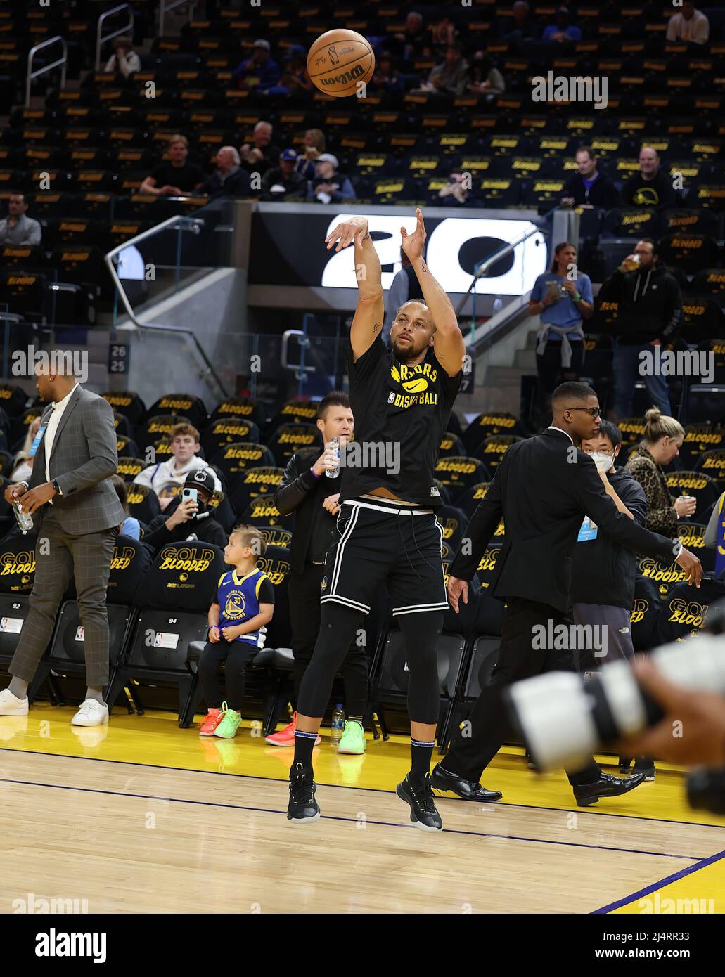 Chase Center, CA, 17th Aprile 2022: Golden state Warriors Vs Denver Nuggets : Stephen Curry durante la sessione di prove ahed della partita : Seshadri SUKUMAR Foto Stock