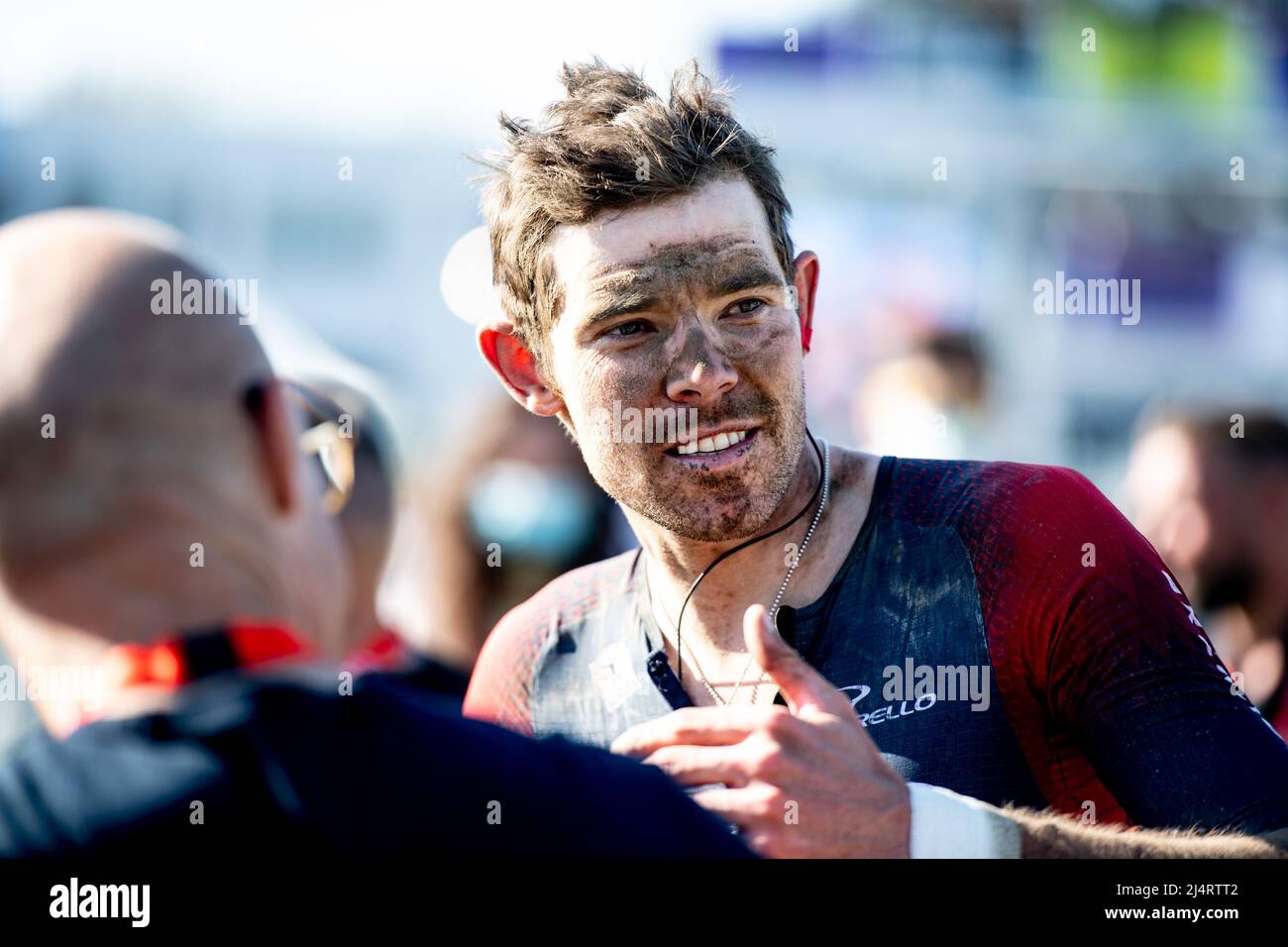 Parigi Roubaix 2022, da Compiegne a Roubaix Velodrome. Luke Rowe team Ineos Grenediers parla al principio del team David Brailsford al traguardo. Credit: Peter Goding/Alamy Live News Foto Stock