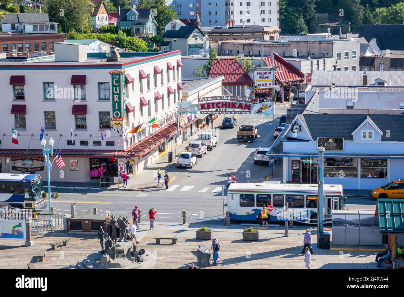 Ketchikan Alaska Downtown con il cartello di benvenuto su Mission Street Ketchikan Salmon Capital of the World Foto Stock