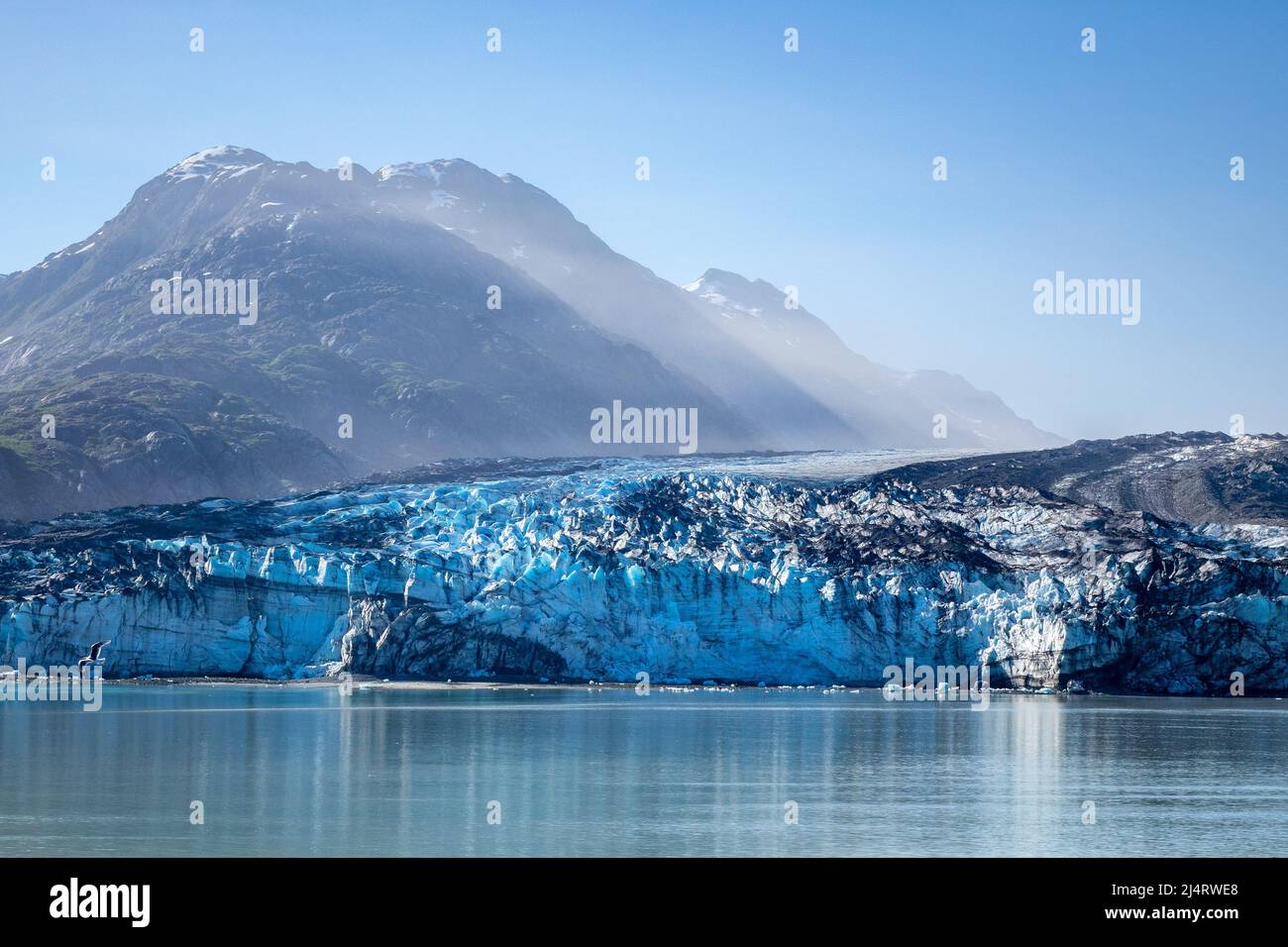 Il ghiacciaio Johns Hopkins Tidewater in Glacier Bay Alaska primo piano del volto, l'acqua dal ghiacciaio che evapora causando nebbia Foto Stock