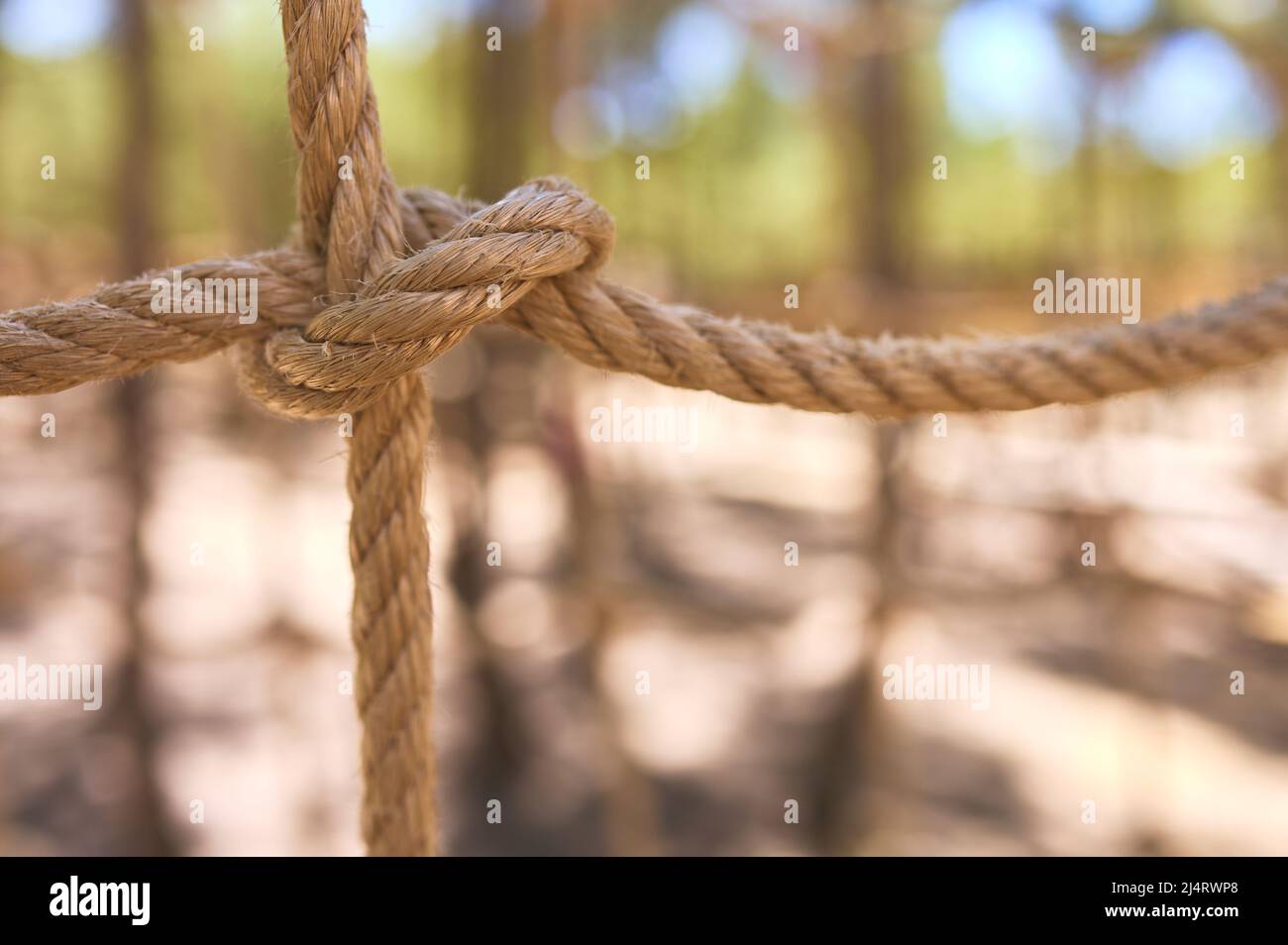 dettaglio di un nodo in una corda di una rete da arrampicata in un parco giochi per bambini Foto Stock