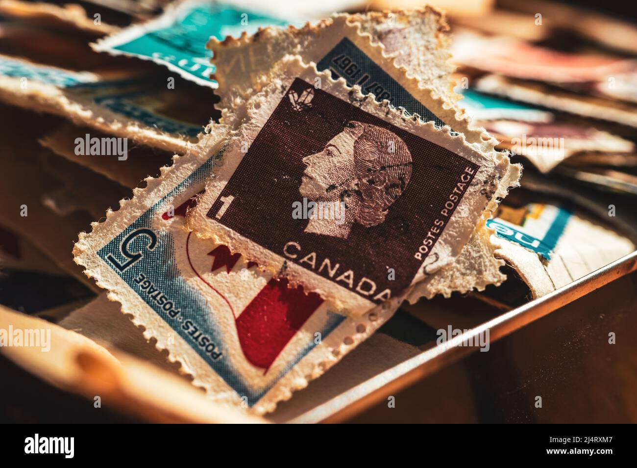 Immagine ravvicinata dei vecchi francobolli canadesi Foto Stock