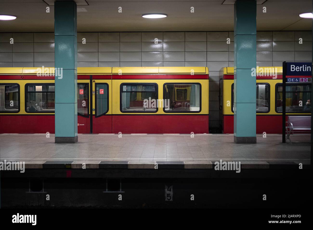 Berlino, Germania - Aprile 2022: Treno S-Bahn alla stazione (Anhalter Bahnhof) , Berlino Foto Stock
