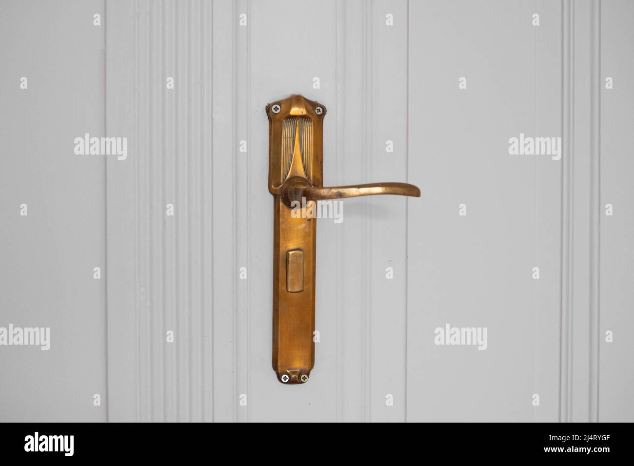 Maniglia per porta in ottone isolata su porta in legno - classico appartamento Altbau Foto Stock