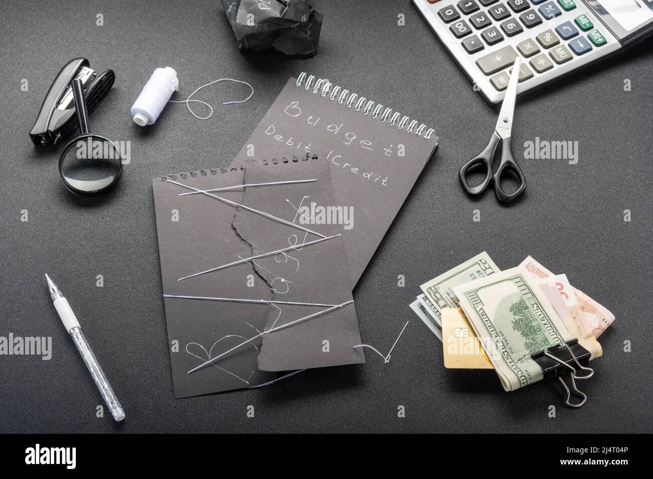 Piani e previsioni interrotti. Budget e piani scadenti. Soldi e piani di affari. Foto Stock