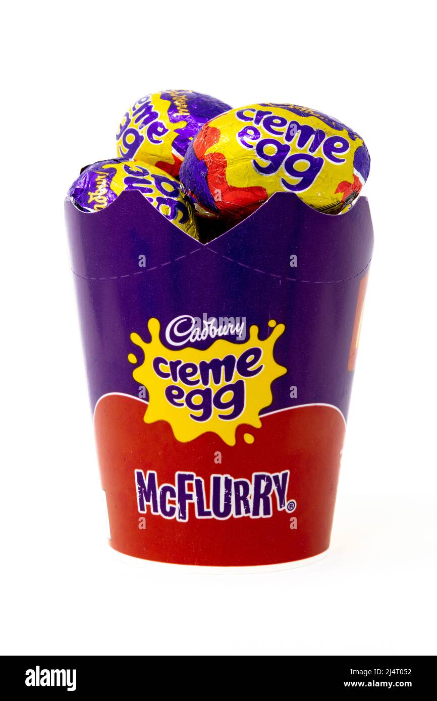 McDonalds Cadbury Creme Egg McFlurry tazza riempita con Cadbury uova color crema Foto Stock