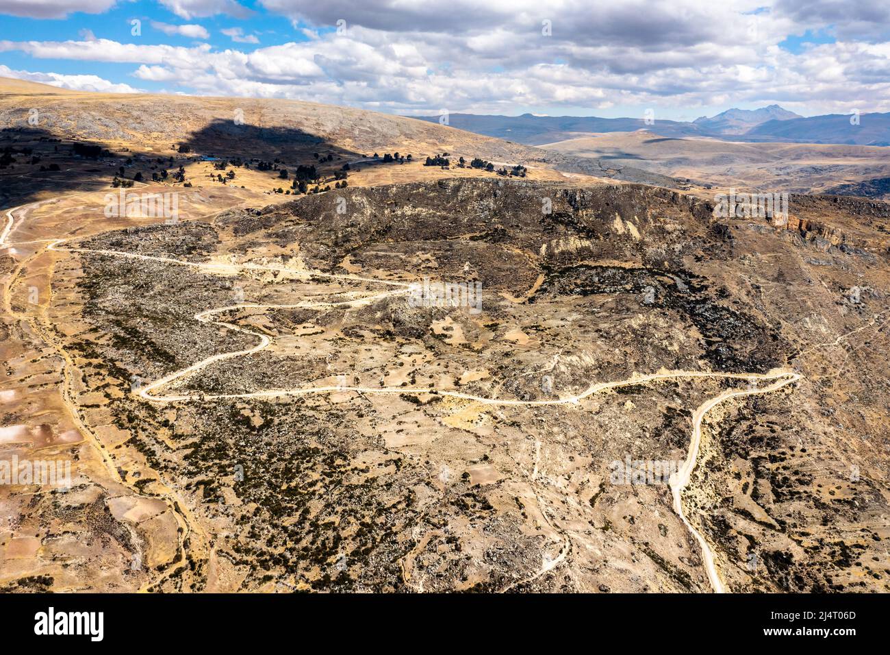 Strada sterrata nelle Ande peruviane Foto Stock