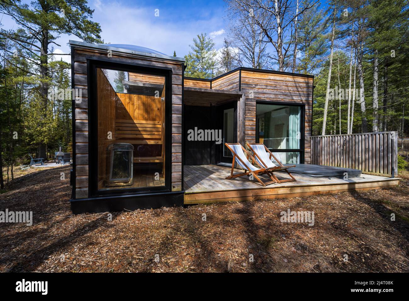 Cottage contemporaneo nella foresta canadese, per rilassarsi dopo due anni di pandemia Foto Stock