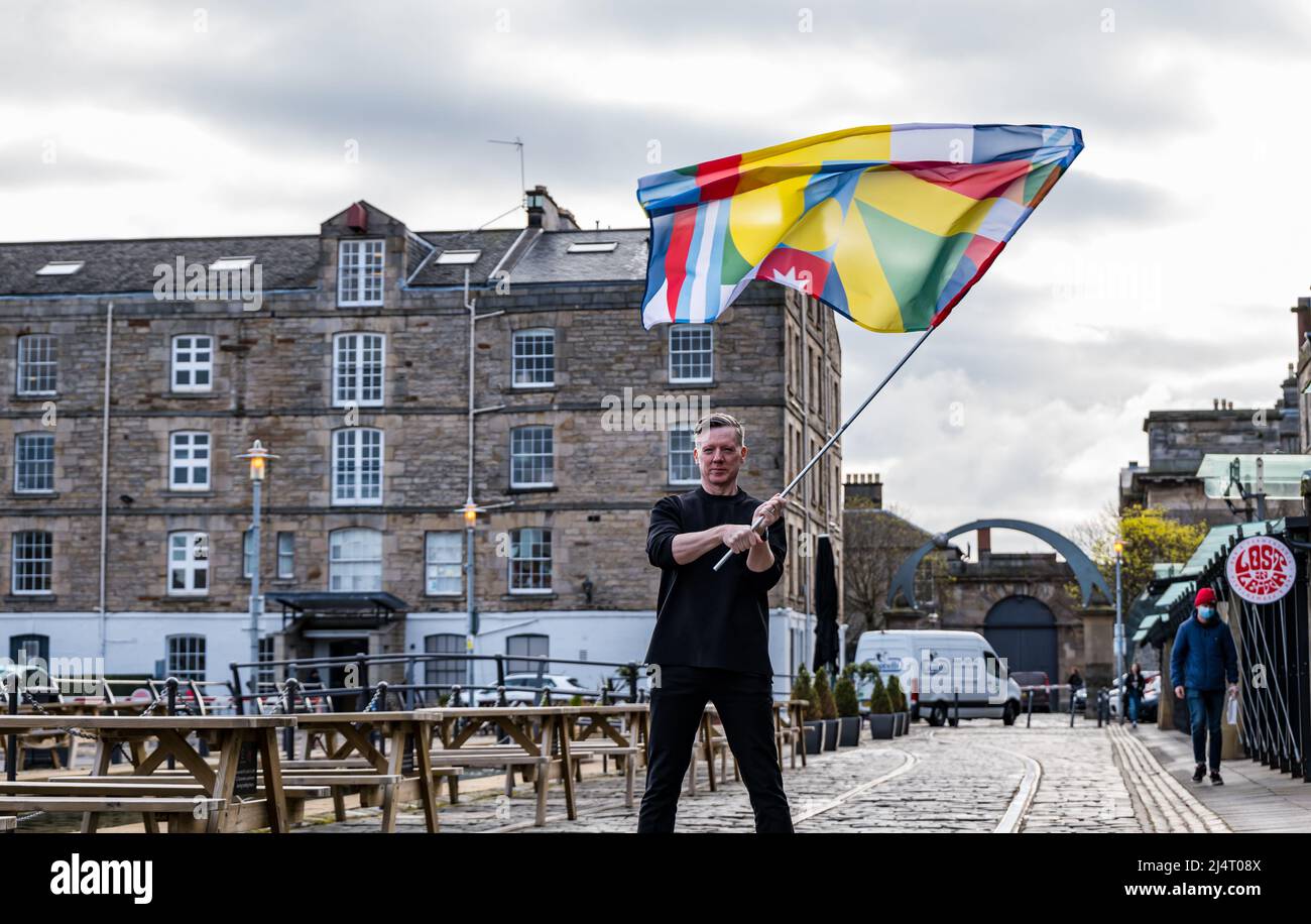 Fergus Linehan, Direttore del Festival Internazionale di Edimburgo 75th anniversario bandiera, Leith, Scozia Foto Stock