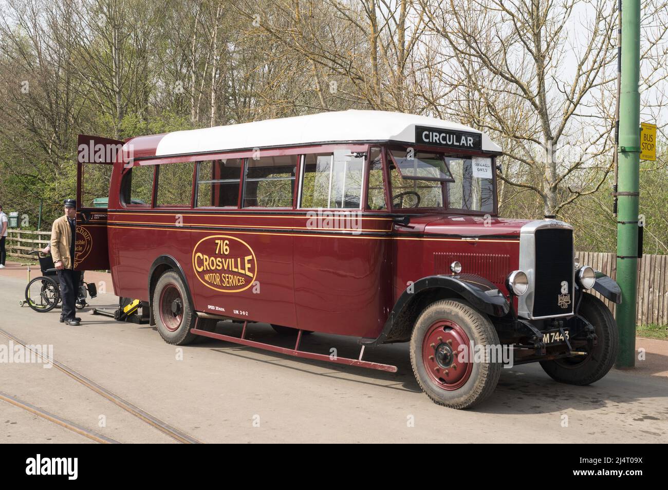 Crossville 716, un autobus Leyland Cub restaurato d'epoca del 1933, modificato per trasportare sedie a rotelle, al Beamish Museum, Inghilterra nord-orientale, Regno Unito Foto Stock