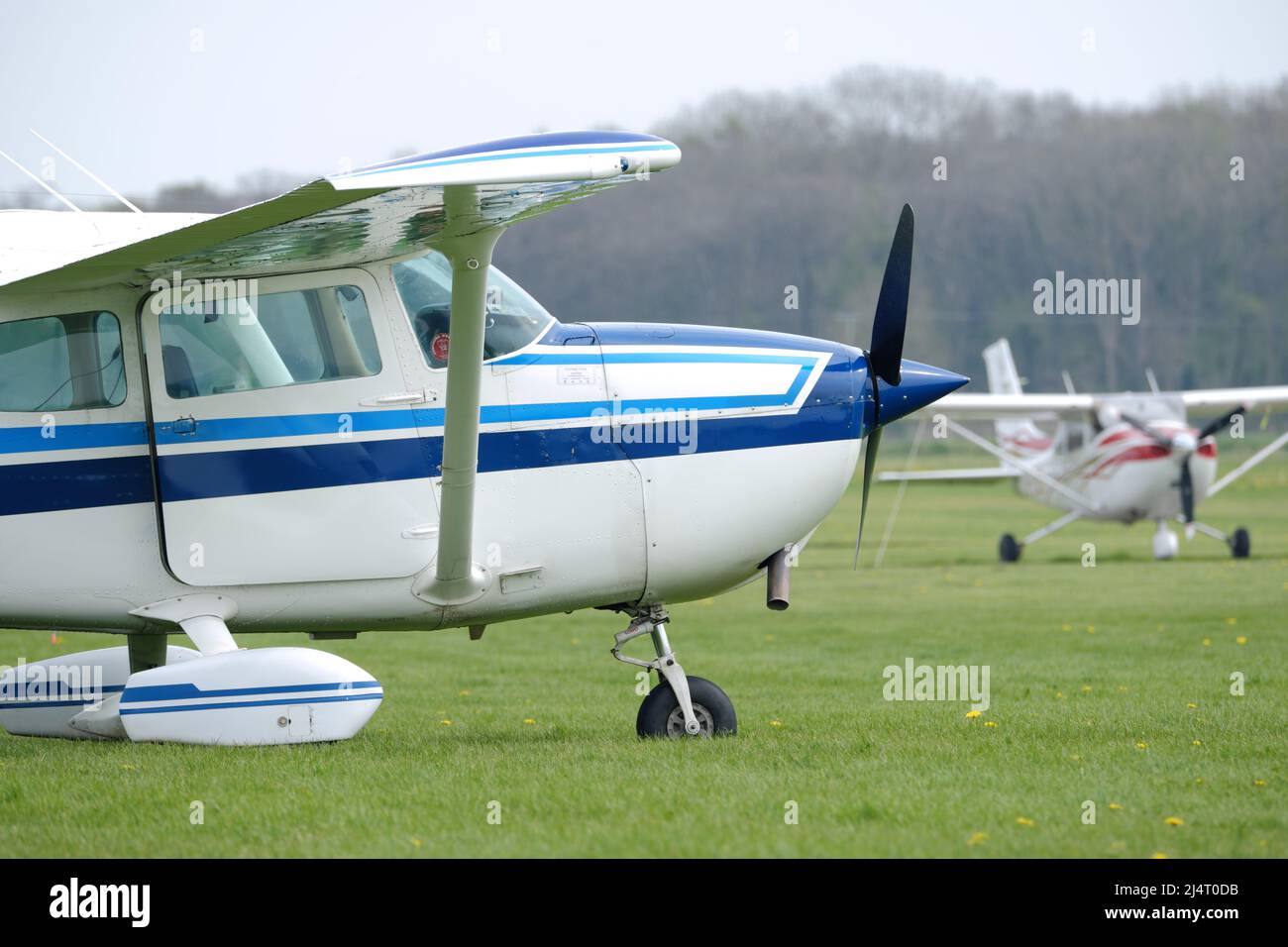Cessna 172 Skyhawk velivolo leggero a motore singolo in un campo d'aviazione in erba nel Regno Unito Aprile 2022 Foto Stock