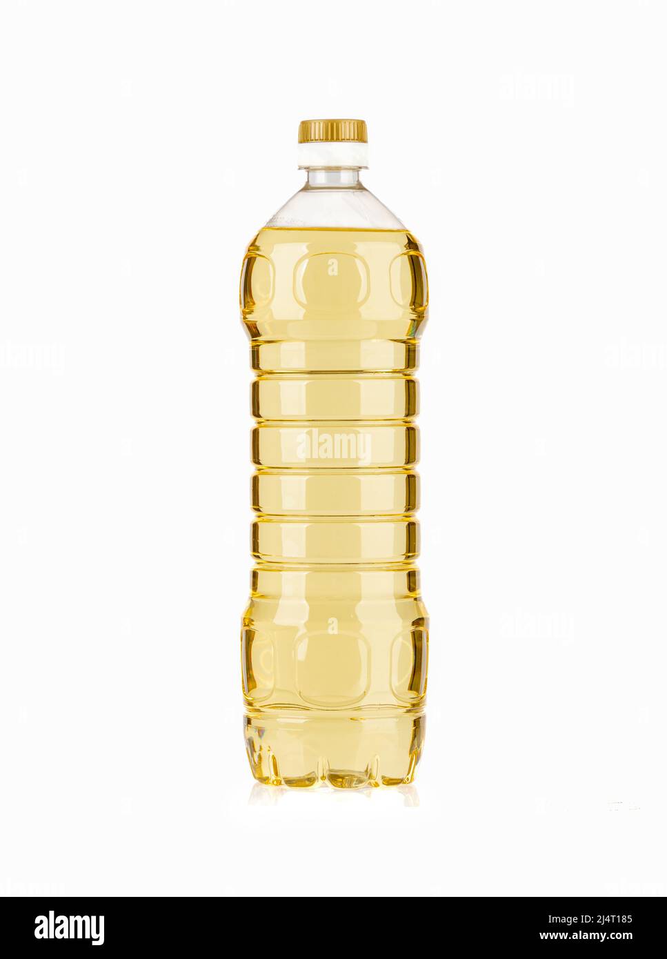Olio di girasole puro in una bottiglia di plastica su sfondo bianco con riflessi. Condimento per insalate. Foto Stock