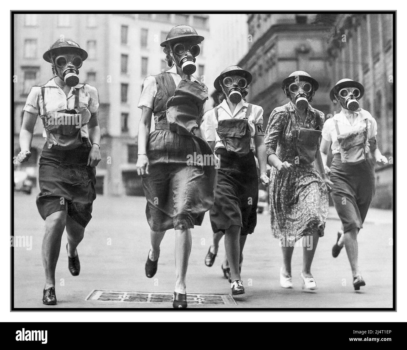 WW2 Womens auxilliary operai che indossano maschere di attacco di gas faccia che fanno per la scena di un incidente. Seconda Guerra Mondiale WW2 seconda Guerra Mondiale Foto Stock