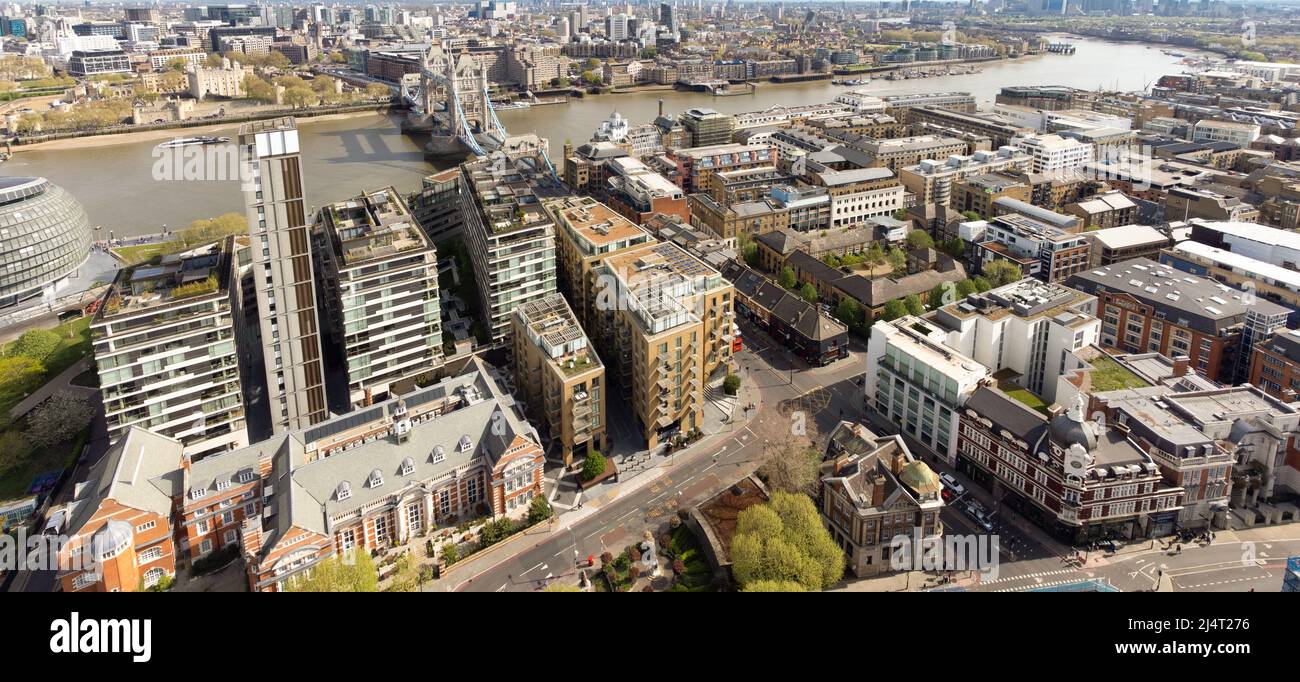 Un ponte a torre e il Lalit London, London Bridge, London, Southwark, England Foto Stock