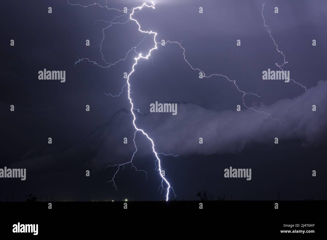 Una nube a terra fulmine sciopero durante una tempesta di tuoni vicino a Hobbs, New Mexico Foto Stock