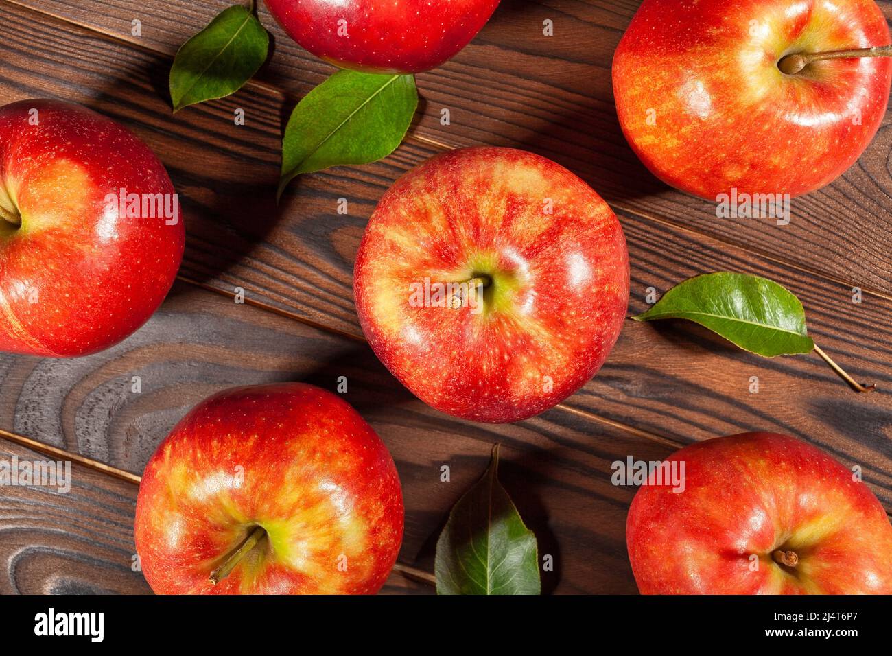 mele rosse su sfondo di legno marrone vista dall'alto Foto Stock