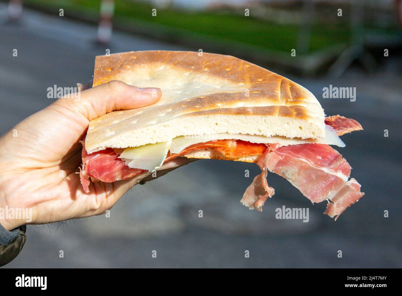 Prosciutto e formaggio Crescia al ristorante Pian delle Stelle, Nocera Umbra, provincia di Perugia, Italia Foto Stock