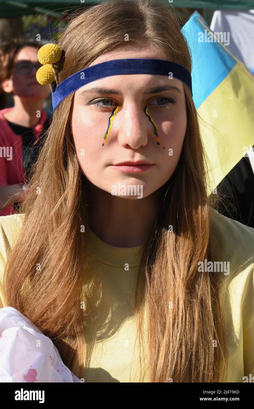 Attivista con 'lacrime per l'Ucraina'. Stand con dimostrazione Ucraina, di fronte Downing Street, Whitehall, Londra. REGNO UNITO Foto Stock