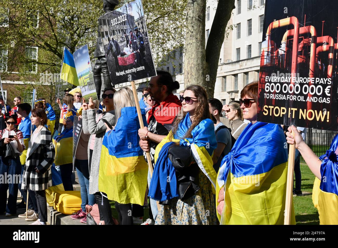 Stand con l'Ucraina dimostrazione, di fronte Downing Street, Whitehall, Londra. REGNO UNITO Foto Stock
