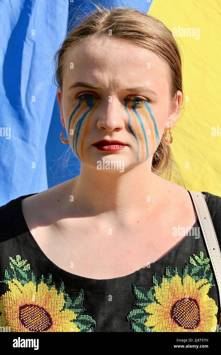Attivista con 'lacrime per l'Ucraina'. Stand con dimostrazione Ucraina, di fronte Downing Street, Whitehall, Londra. REGNO UNITO Foto Stock