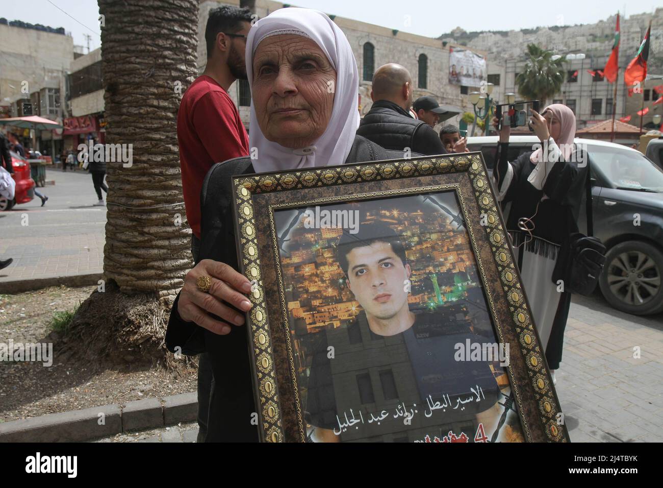 Nablus, Palestina. 17th Apr 2022. Una donna tiene un ritratto di suo figlio imprigionato in Israele durante la manifestazione. Manifestazione palestinese in occasione della Giornata dei prigionieri palestinesi (quando i palestinesi ricordano i loro amici e familiari detenuti nelle carceri israeliane) che chiede il rilascio dei prigionieri palestinesi nelle carceri di occupazione israeliane. (Foto di Nasser Ishtayeh/SOPA Images/Sipa USA) Credit: Sipa USA/Alamy Live News Foto Stock