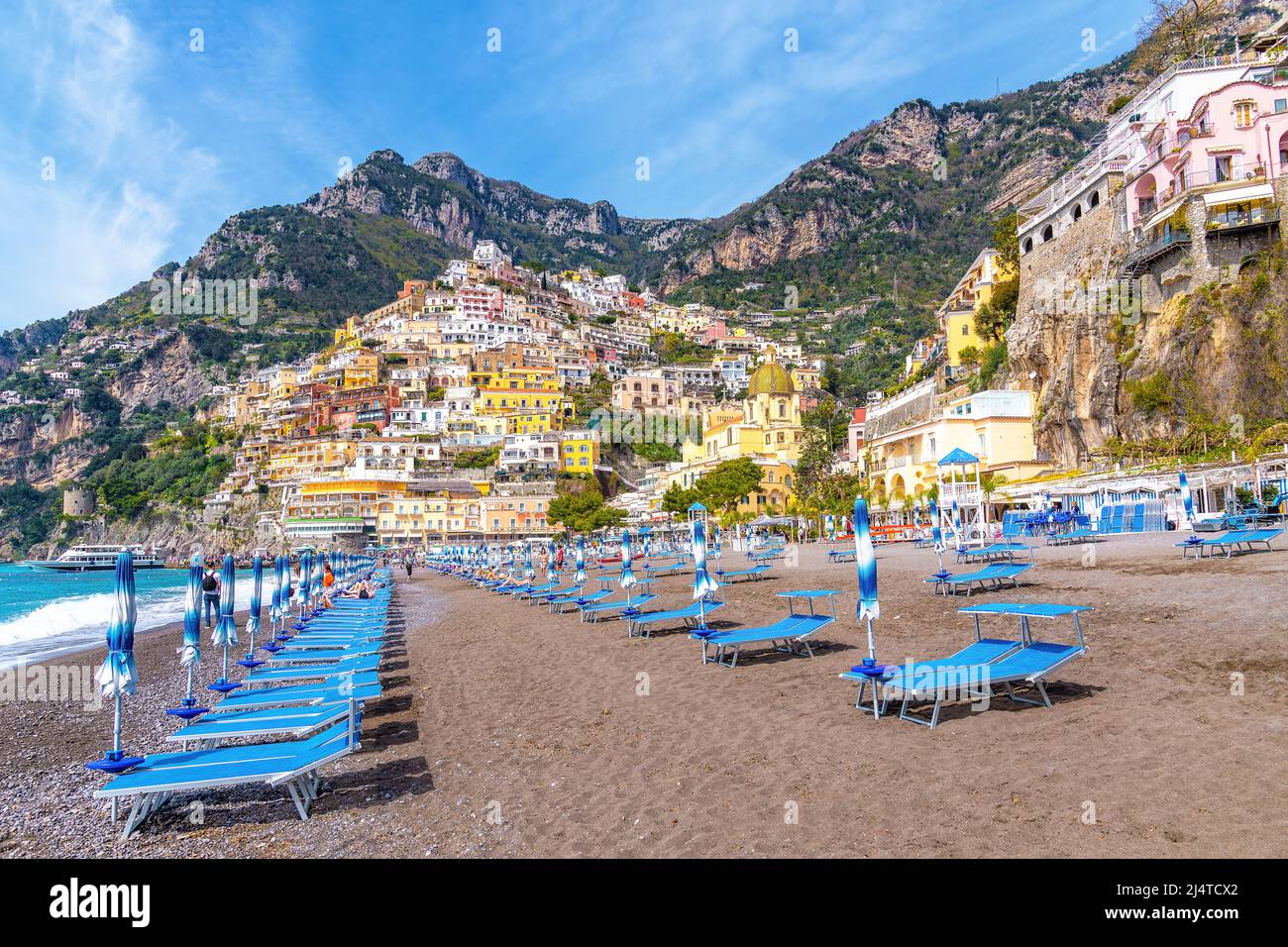 Positano, Italia; 17 aprile 2022 - la spiaggia di Positano, Italia Foto Stock