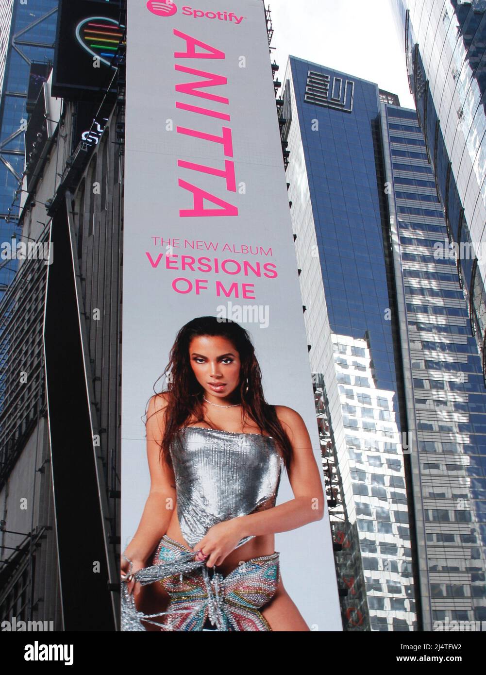 New York, Stati Uniti. 17th Apr 2022. (NUOVO) cantante brasiliano Anitta mostrato a Times Square Billboard. 17 aprile 2022, New York, USA: La famosa cantante brasiliana Larissa de Macedo Machado, popolarmente conosciuta come Anitta, è mostrata su Billboard a Times Square durante la celebrazione del Lunedi di Pasqua. Envolver di AnittaÃ¢â‚¬â„¢è il numero uno sul tabellone e itÃ¢â‚¬â„¢s è stato giocato in tutto il mondo. (Credit Image: © Niyi Fote/TheNEWS2 via ZUMA Press Wire) Foto Stock