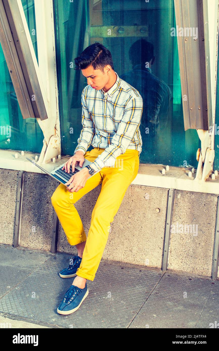 Pantaloni gialli immagini e fotografie stock ad alta risoluzione - Alamy