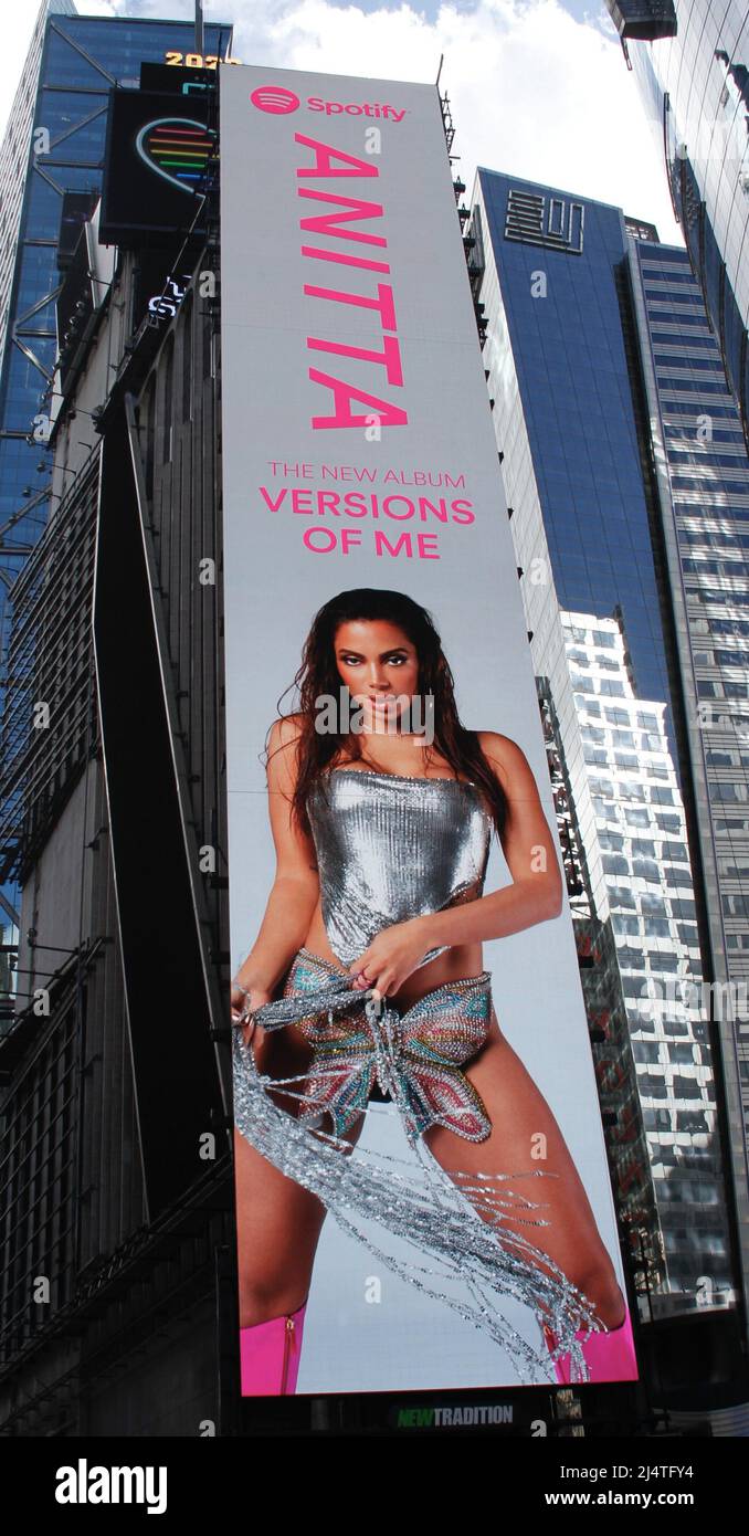 New York, Stati Uniti. 17th Apr 2022. (NUOVO) cantante brasiliano Anitta mostrato a Times Square Billboard. 17 aprile 2022, New York, USA: La famosa cantante brasiliana Larissa de Macedo Machado, popolarmente conosciuta come Anitta, è mostrata su Billboard a Times Square durante la celebrazione del Lunedi di Pasqua. Envolver di AnittaÃ¢â‚¬â„¢è il numero uno sul tabellone e itÃ¢â‚¬â„¢s è stato giocato in tutto il mondo. (Credit Image: © Niyi Fote/TheNEWS2 via ZUMA Press Wire) Foto Stock