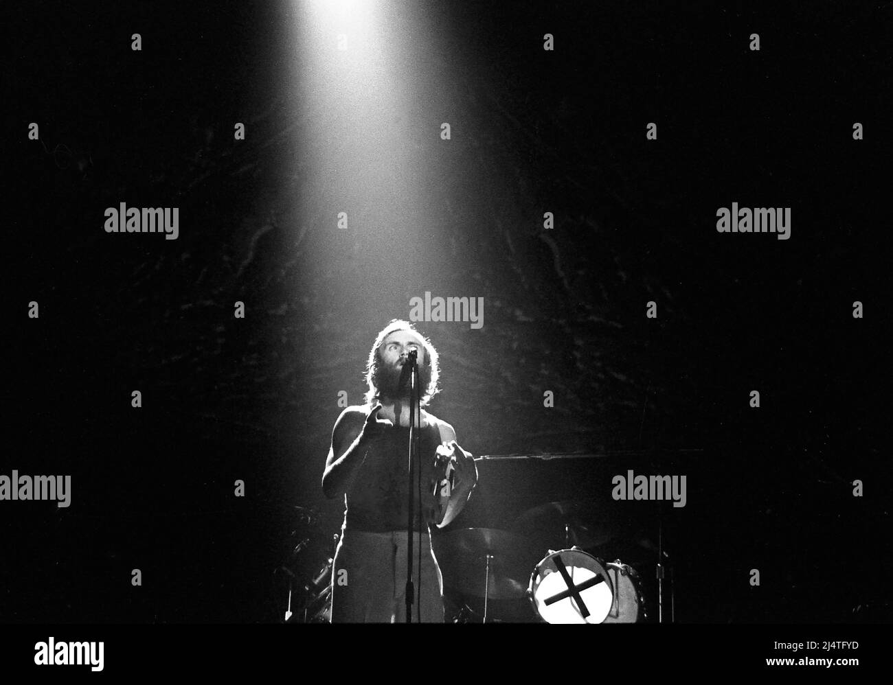 Phil Collins si esibisce come front man per Genesis dopo la partenza di Peter Gabriel, Bakersfield, CA, 1976 Foto Stock