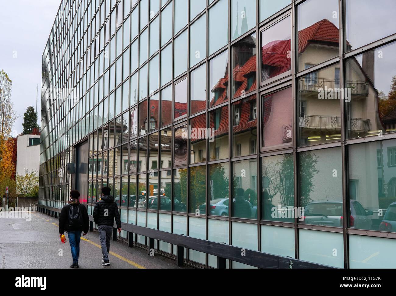 Aarau, Svizzera - 3 novembre 2021: Riflessioni delle case di Aarau nella superficie di vetro dell'edificio moderno. Foto Stock