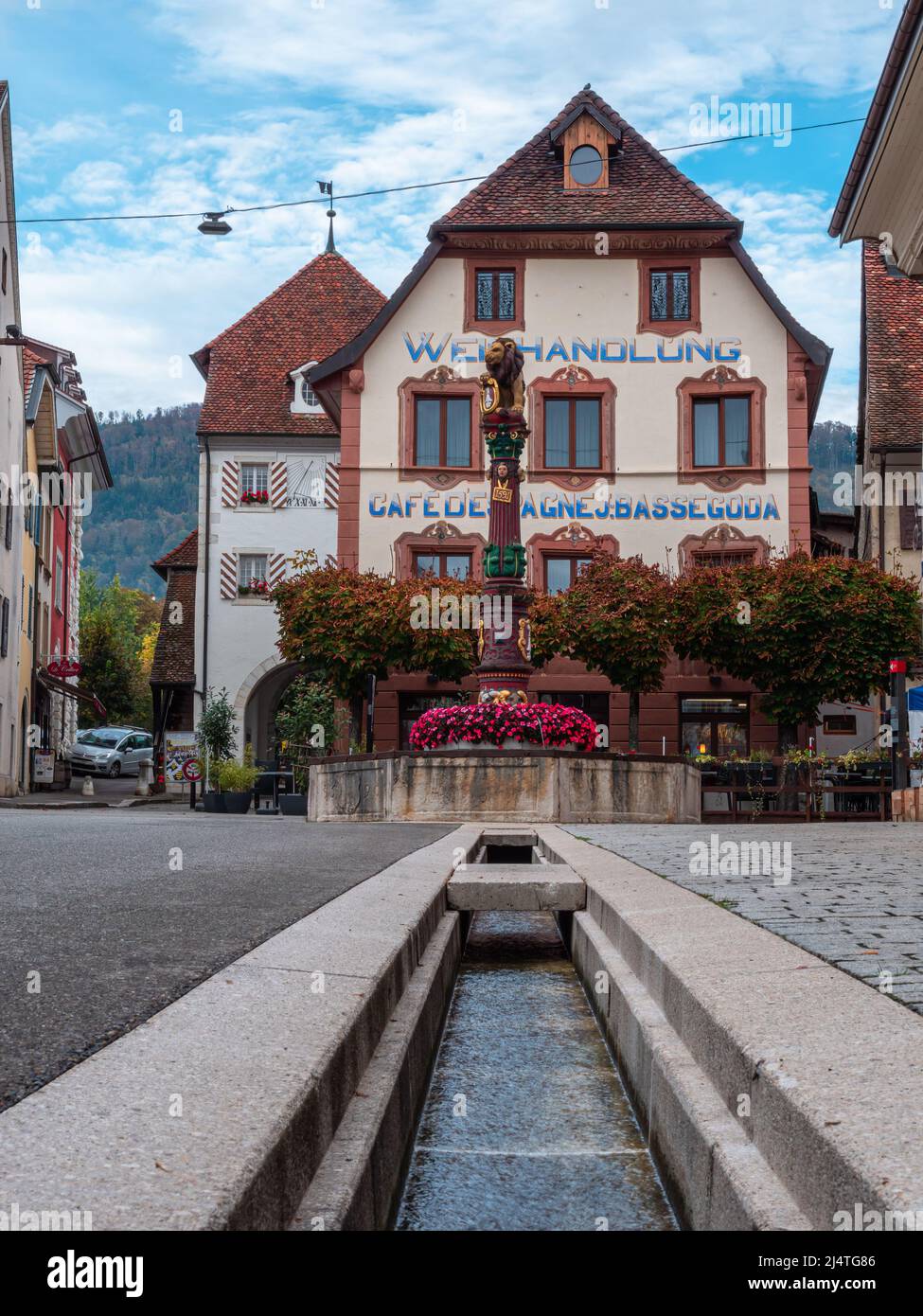 Delemont, Svizzera - 19 ottobre 2021: Enoteca a Delemont, capitale del cantone svizzero del Giura Foto Stock