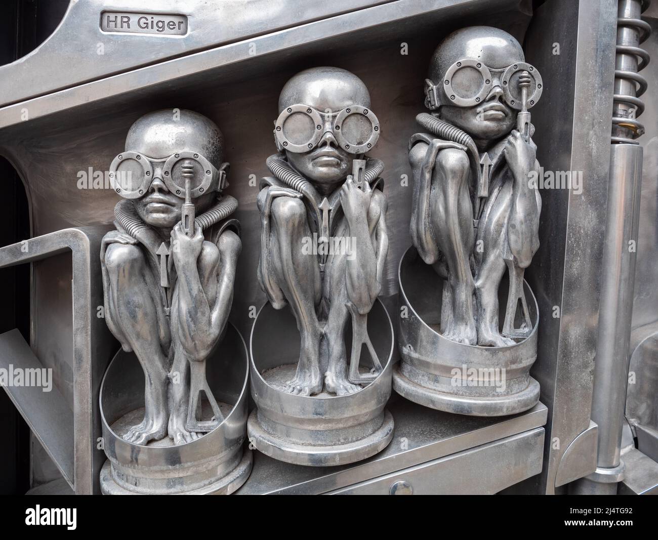 Gruyeres, Svizzera - 23 novembre 2021: Statua surrealista dell'uomo macchina alieno, creazione dell'artista Giger Foto Stock