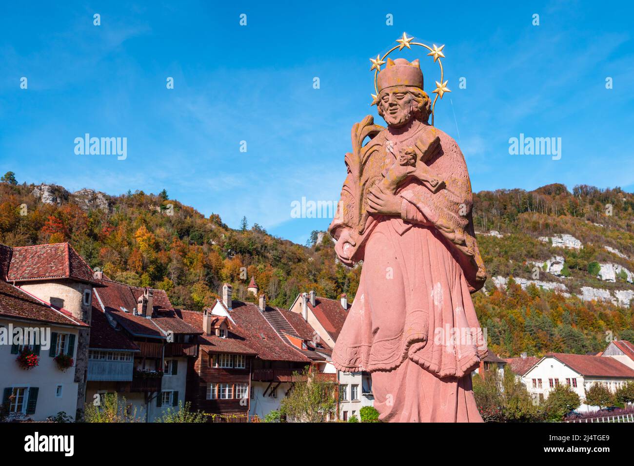 Saint Ursanne, Svizzera - 19 ottobre 2021: Statua di San Giovanni Nepomuk sul ponte sul fiume Doubs a Saint Ursanne Foto Stock