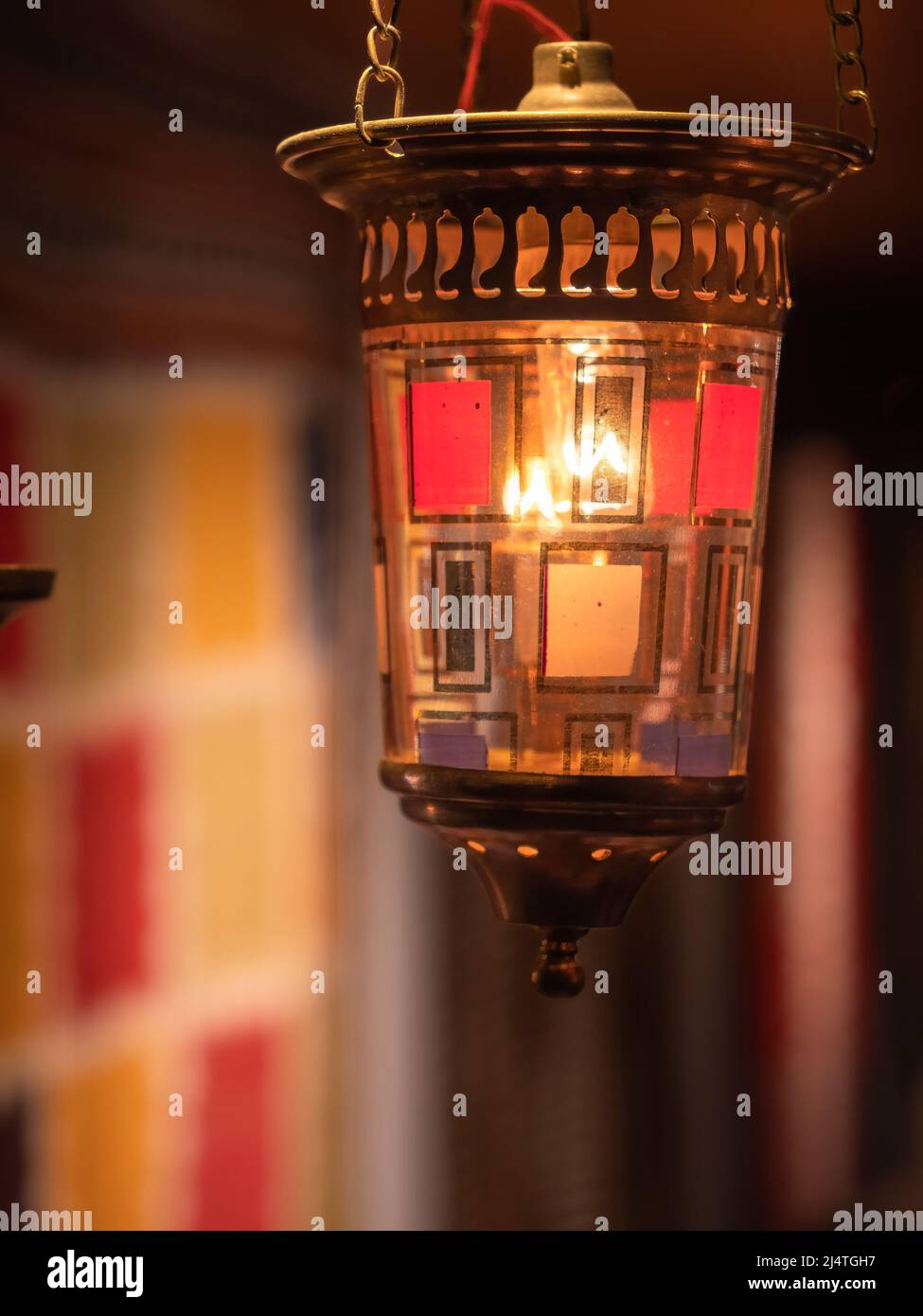 Zurigo, Svizzera - 30 dicembre 2021: Lampada in vetro decorativo illuminato nella vetrina Foto Stock