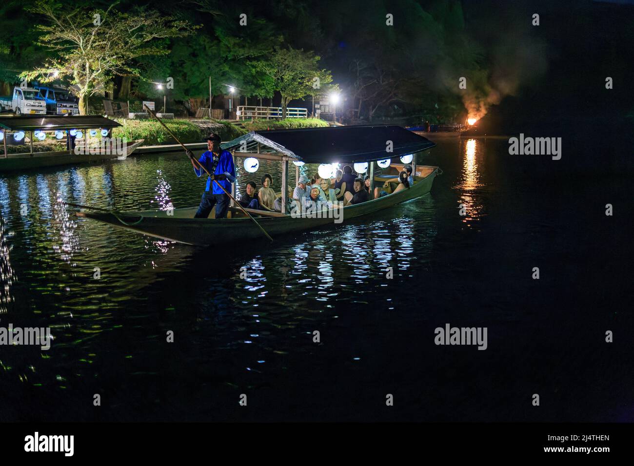 Kyoto, Giappone - 3 settembre 2017 - Gruppo di turisti in crociera in barca tradizionale sul fiume di Arashiyama di notte Foto Stock