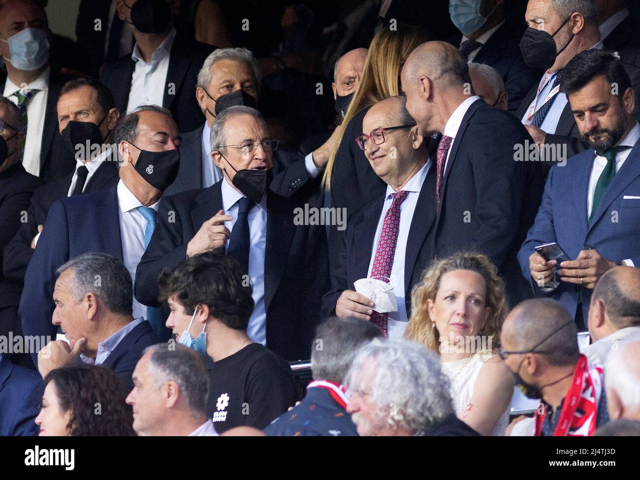 Sevilla, Spagna. 17th aprile 2022, Ramon Sanchez-Pizjuan Stadium, Sevilla, Adalusia, Spagna, La Liga football, Sevilla versus Real Madrid; Florentino Perez (presidente del Real Madrid) e Jose Castro Carmona (presidente di Siviglia) si salutano nella casella VIP prima dell'inizio della partita. Credit: Action Plus Sports Images/Alamy Live News Foto Stock