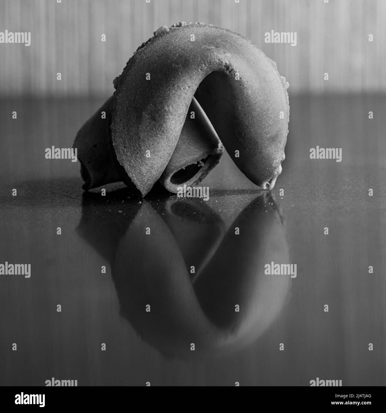 Fortune cookie alla fine si appoggia su un altro cookie in nero e bianco immagine quadrato Foto Stock