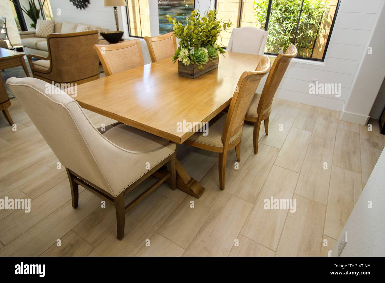 Zona pranzo tavolo in legno con sei sedie a schienale alto Foto Stock