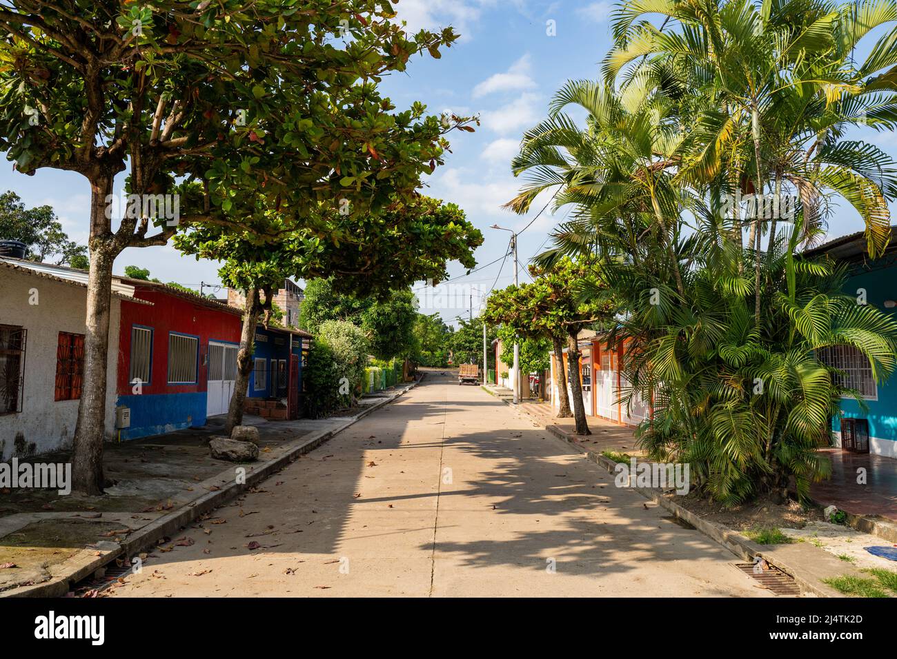 Strada tipica del villaggio colombiano, a San Joaquín, la mesa, Cundinamarca, Colombia. 2022 Foto Stock